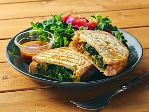 キーマカレーとほうれん草のホットサンド プレート